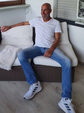 <span>Andreas, 56</span> <span style='width: 25px; height: 16px; float: right; background-image: url(/bitmaps/flags_small/DE.PNG)'> </span><span style='float: right;margin-right: 20px;'><i class='fa fa-heart'></i> 6</span><br><span>Meerbusch, Germany</span> <input type='button' class='joinbtn' style='float: right' value='JOIN NOW' />