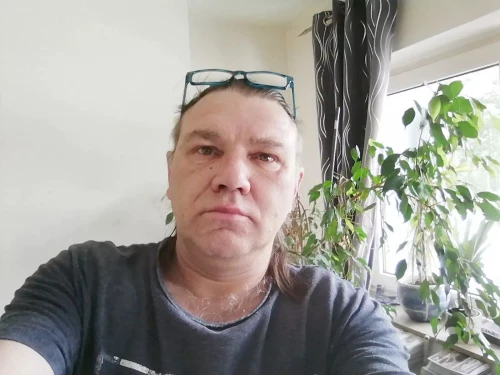 <span>Dmitrij, 52</span> <span style='width: 25px; height: 16px; float: right; background-image: url(/bitmaps/flags_small/DE.PNG)'> </span><br><span>Bielefeld, Germany</span> <input type='button' class='joinbtn' style='float: right' value='JOIN NOW' />