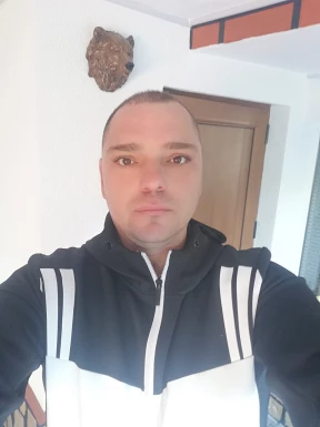 <span>Vladimir, 39</span>&nbsp;<span style='width: 25px; height: 16px; float: right; background-image: url(/bitmaps/flags_small/BG.PNG)'>&nbsp;</span><br><span>Pirdop, Bulgaria</span>&nbsp;<input type='button' class='joinbtn' style='float: right' value='JOIN NOW' />