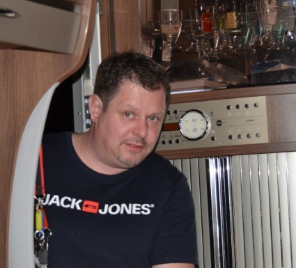 <span>Mike, 45</span> <span style='width: 25px; height: 16px; float: right; background-image: url(/bitmaps/flags_small/DE.PNG)'> </span><br><span>Hamm, Germany</span> <input type='button' class='joinbtn' style='float: right' value='JOIN NOW' />
