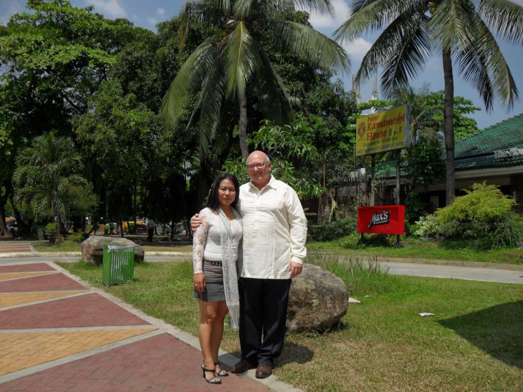 Wir haben uns im Juni/2009 hier kennengelernt und nach einer langen Zeit des Chats haben wir im Februar in Manila zusammengefunden und dann am 10.März in Queson City geheiratet. Wir sind überglücklich...
